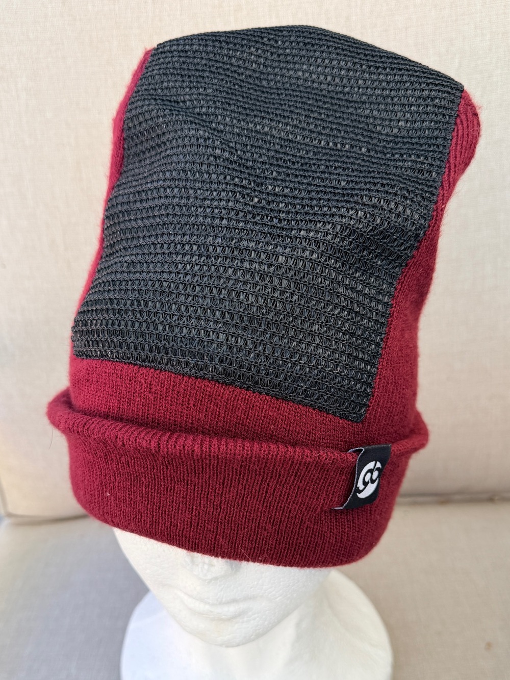 Skateboarding Beanie in burgundy with black textured panel